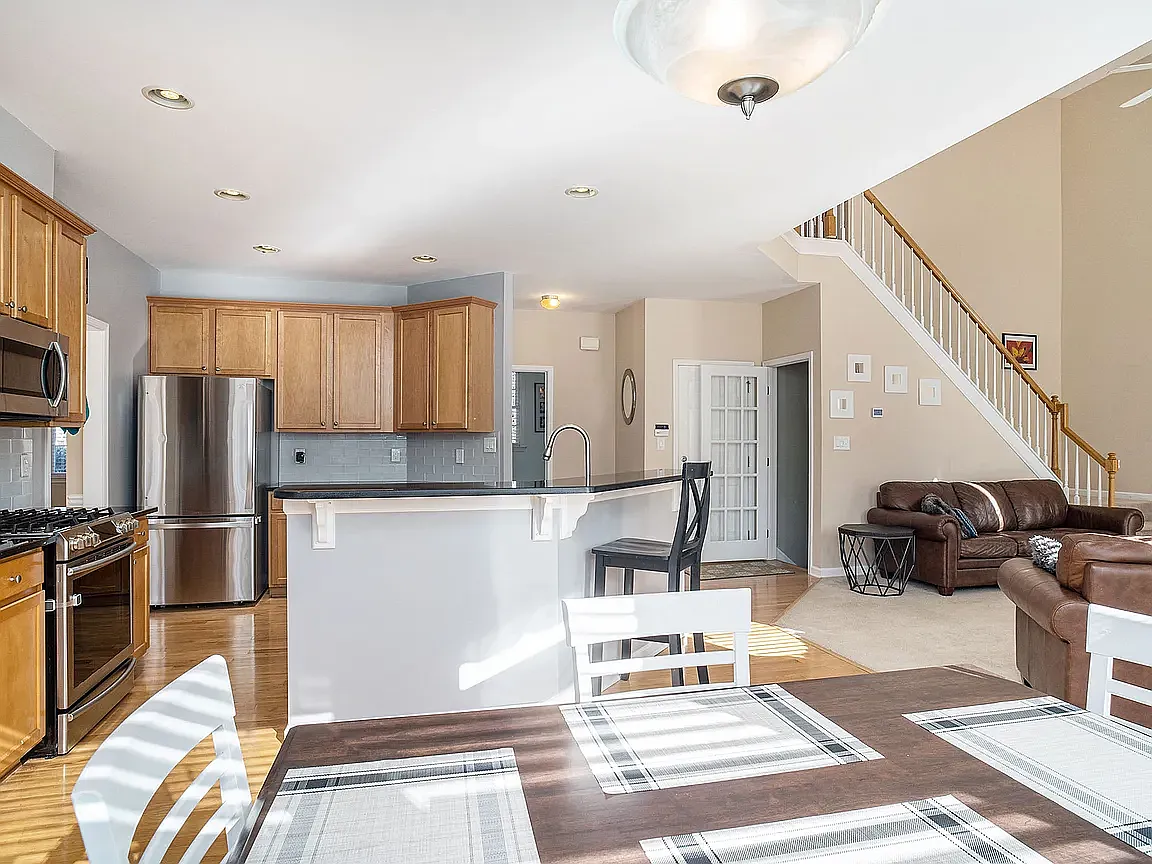 5 bed, 3333 sqft, $2,800 — Photo 4