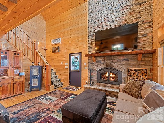 5th image of 693 High Splendor Rd