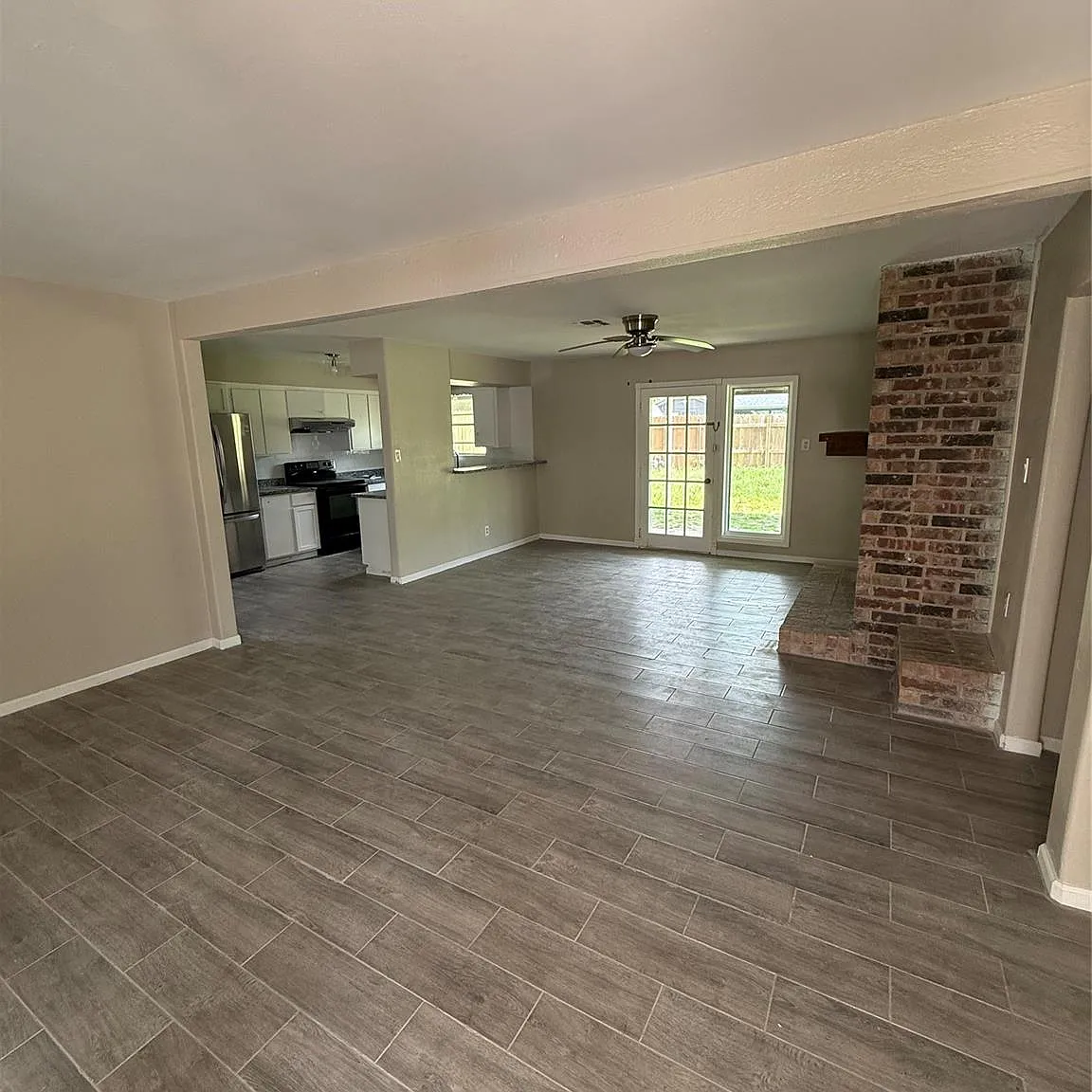 3 bed, 2.0 bath, 1465 sqft, $2,200 — Photo 2
