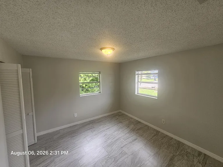 2572 Seneca Ave — Photo 6