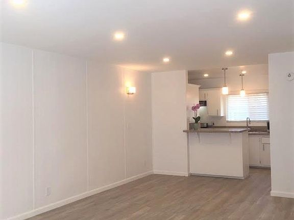 Large Living Room. Peninsula, Open Kitchen