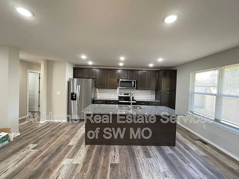 3 bed, 2.0 bath, 1366 sqft, $1,700 — Photo 3