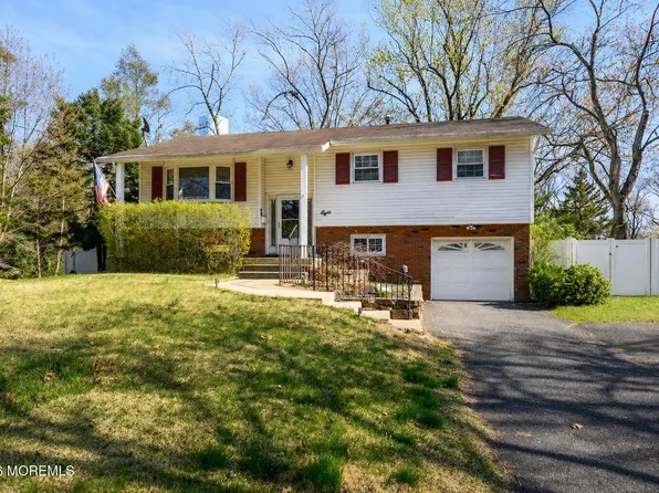 8 Holiday Road, Manalapan, NJ 07726