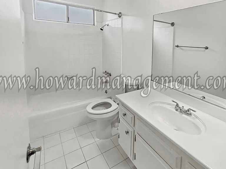 1560 Saltair — Photo 7