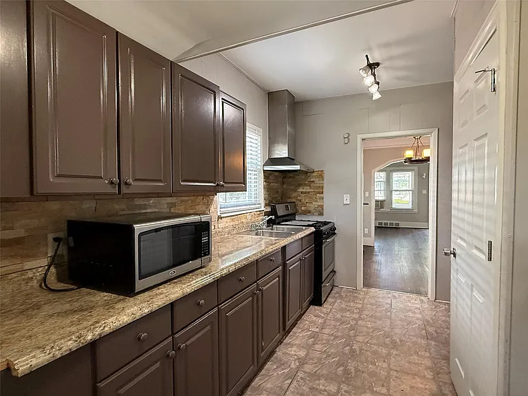264 E Woodland St — Photo 7