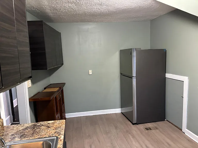 558 Franklin Blvd #2 — Photo 4