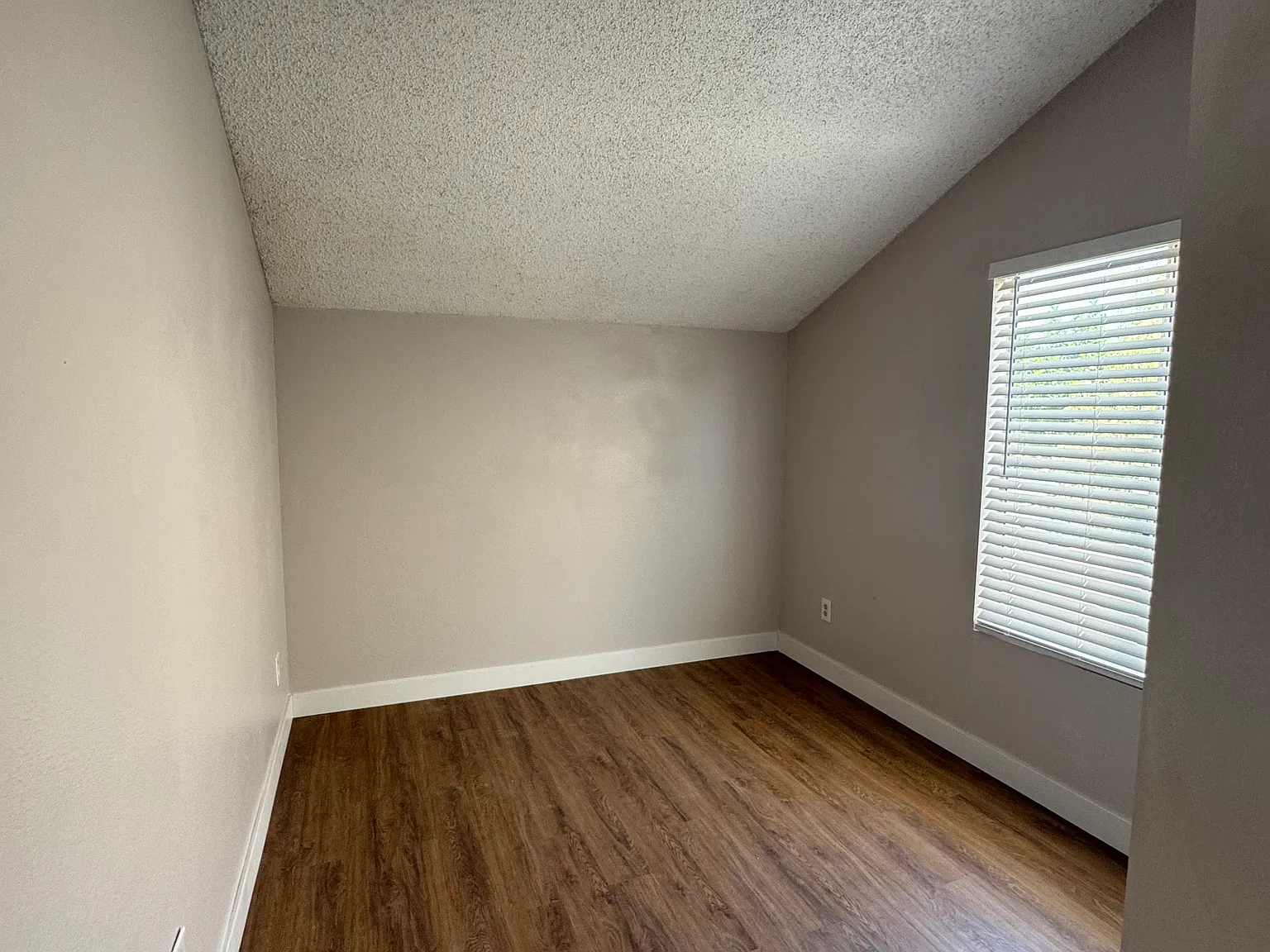 3 bed, 2.5 bath, 1256 sqft, $3,050 — Photo 4
