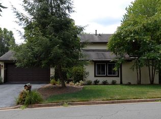 27 Running Brook Ln, Sterling, VA 20164