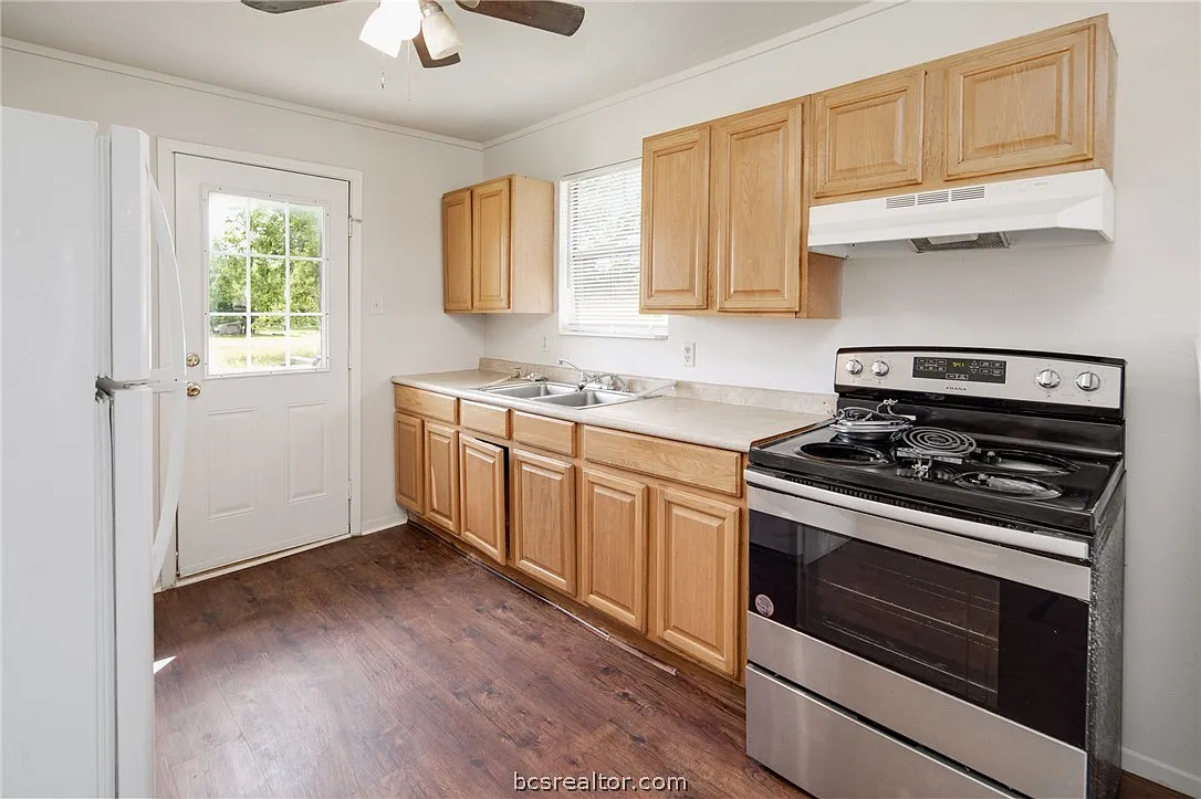 3 bed, 916 sqft, $999 — Photo 2