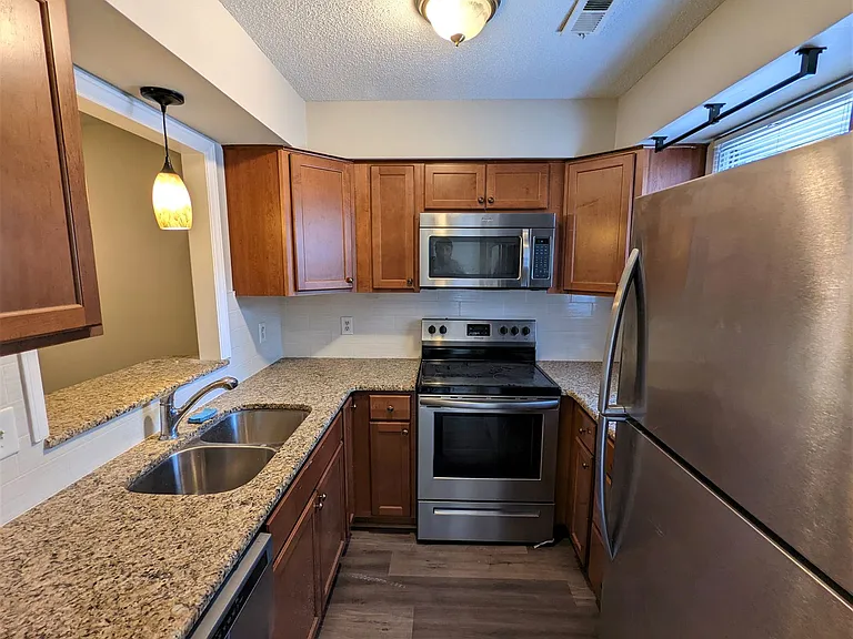 502 Forest Dr — Photo 2