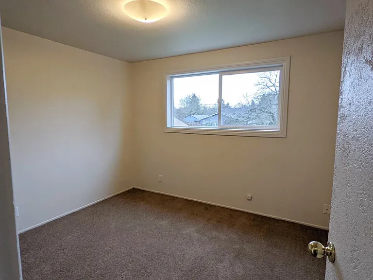 110 1/2 E Hillcrest Dr — Photo 9
