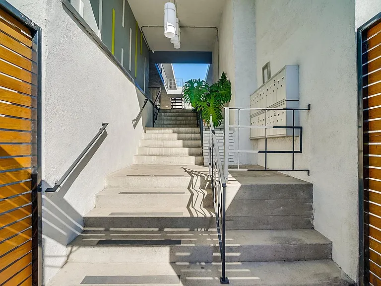(AR/GA/YO:B) 7259 Willoughby Avenue — Photo 13