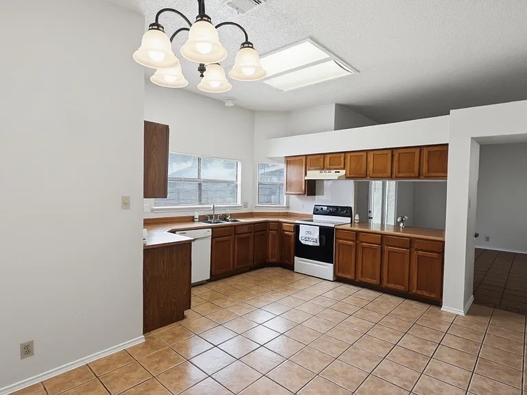 227 Burlington Dr — Photo 3