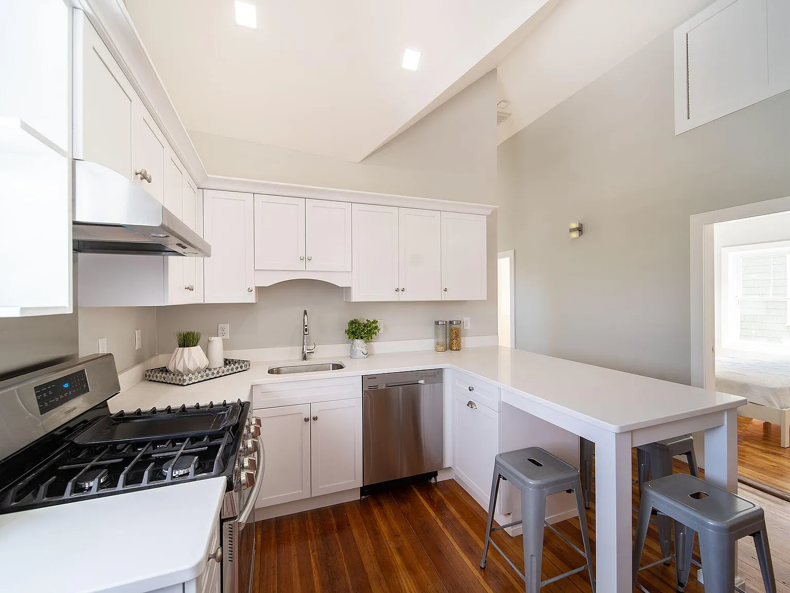 3 bed, $3,825 — Photo 2