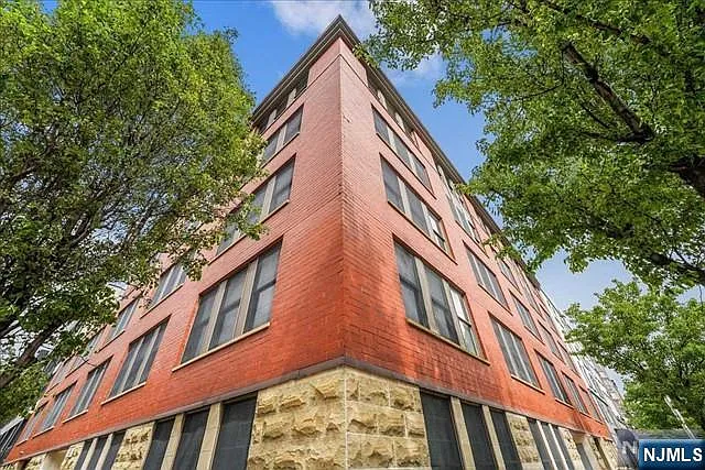 1100 Clinton St — Photo 35