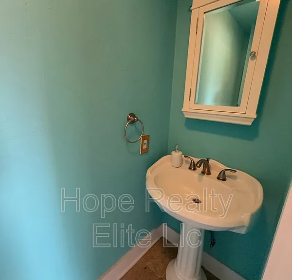 1230 N Chestnut St — Photo 6