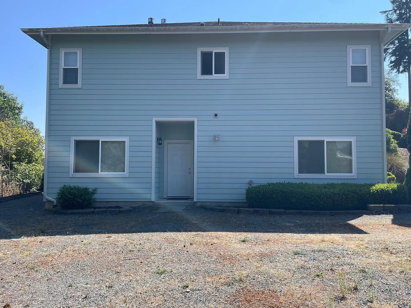 Spacious and Updated 2 Bedroom plus den Apartment — Photo 2