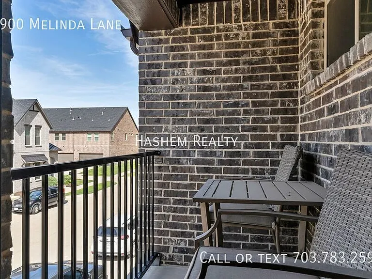 1900 Melinda Ln — Photo 4