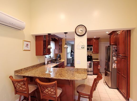 5th image of 203 Davis Ave
