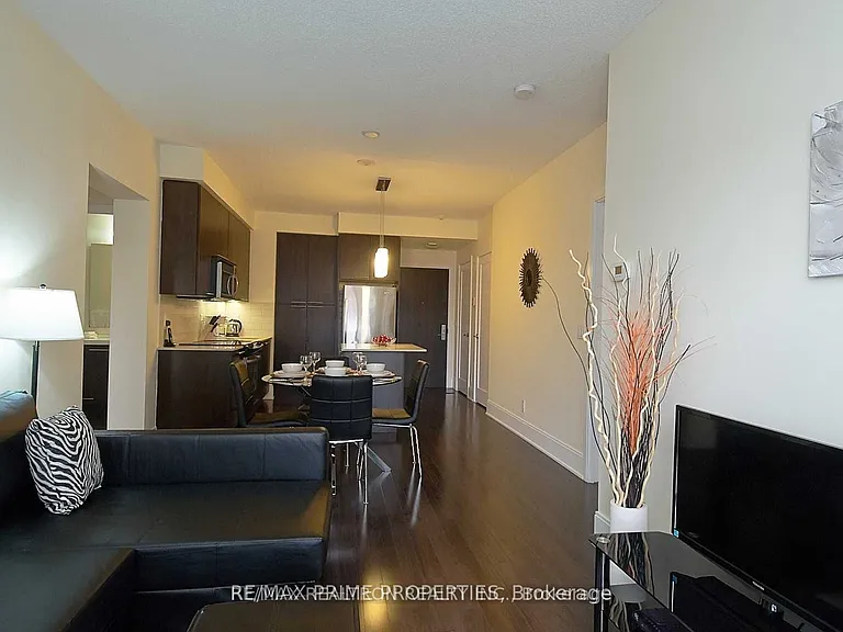 70 Roehampton Ave #1319 — Photo 5