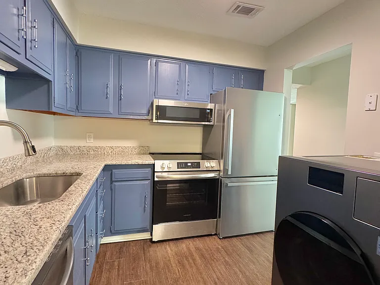 163 Lakeshore Dr #A04 — Photo 1