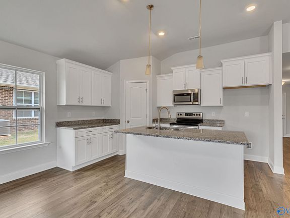 4th image of 101 Lilac Ln