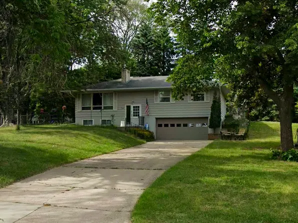 724 E 152nd St, Burnsville, MN 55306