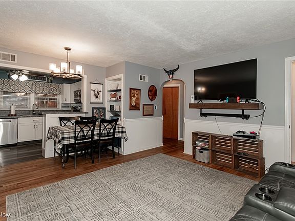 5th image of 753 Birchwood Dr