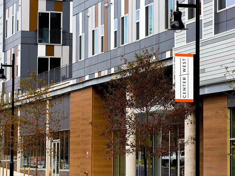 Center/West — Photo 19