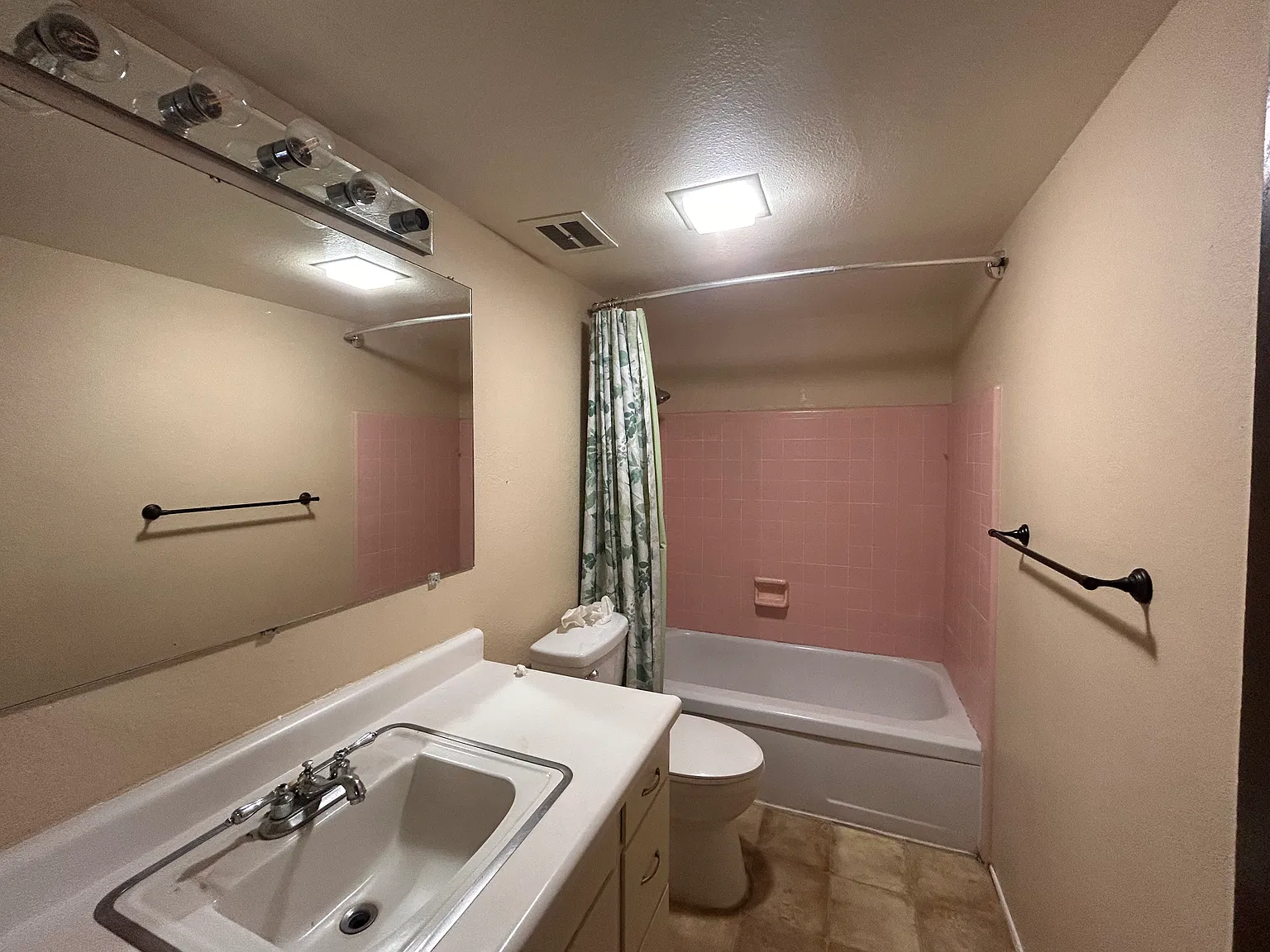 3 bed, 1000 sqft, $1,595 — Photo 2