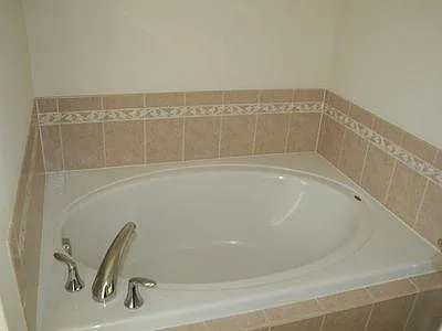 3 bed, 2.5 bath, 1995 sqft, $2,400 — Photo 3