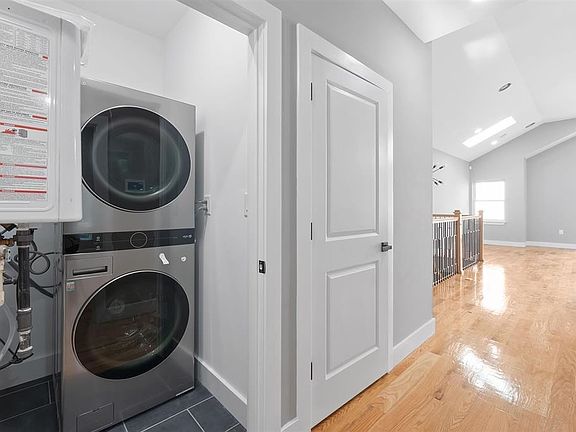 5th image of 85 Oxford Ave Floor 2