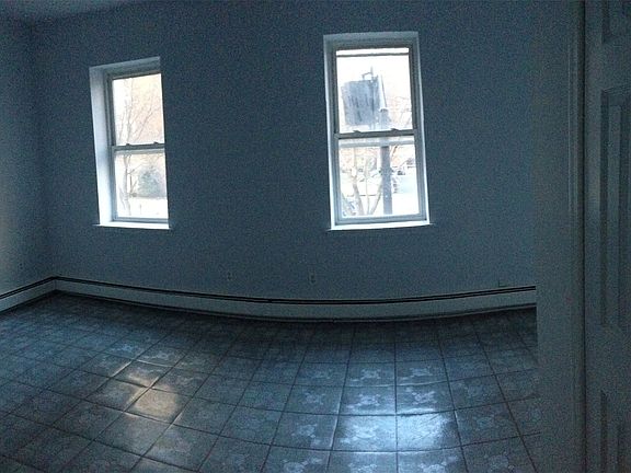 Spacious bedroom with 3 windows