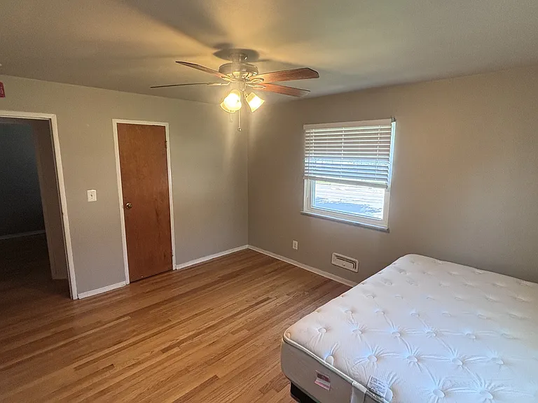 291-301 Riverside Dr #3 — Photo 4