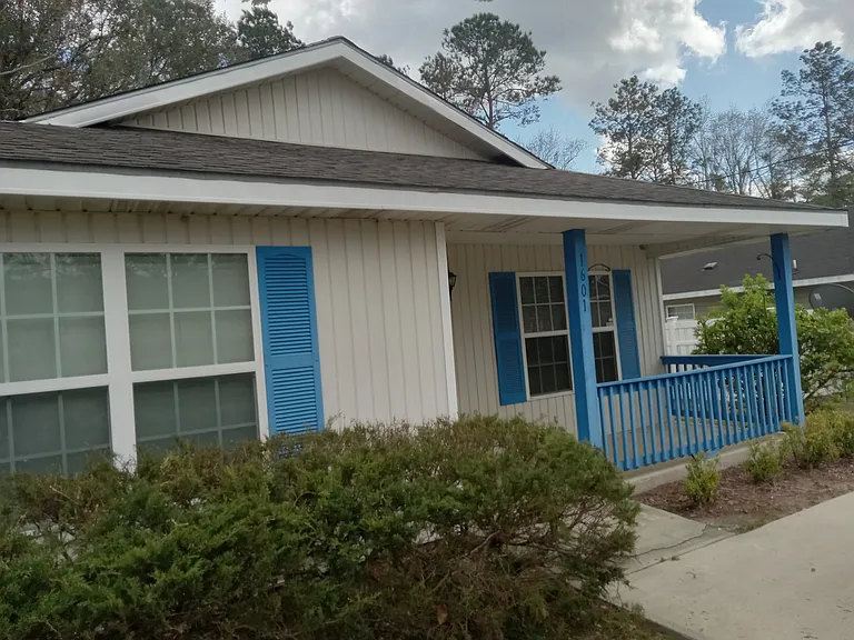 1601 Jefferson Ct — Photo 2