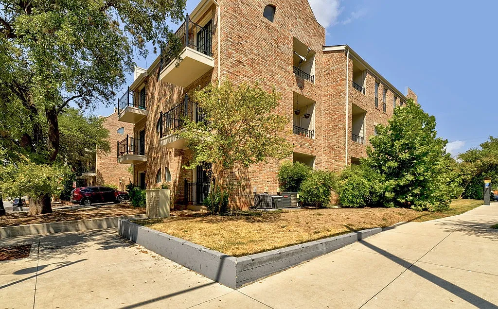2 bed, 832 sqft, $1,895 — Photo 1