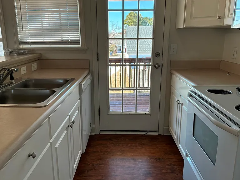 102 John Ct — Photo 11