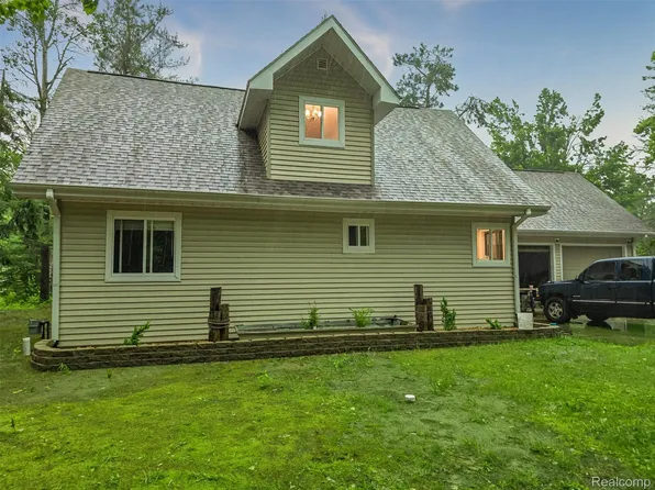 3286 Red Pine Dr, Indian River, MI 49749