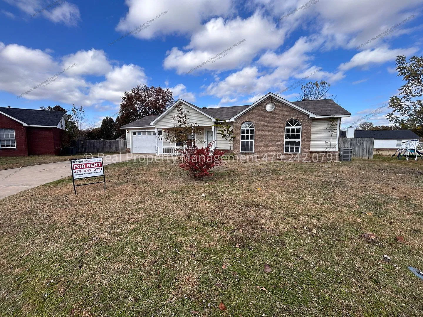 3 bed, 1.0 bath, 1008 sqft, $1,150 — Photo 2