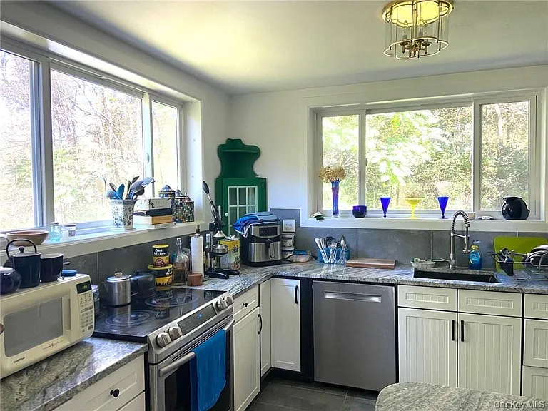 46 Patricia Ln — Photo 9