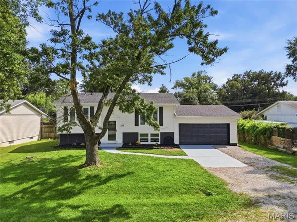 223 Bachman Ln, Godfrey, IL 62035