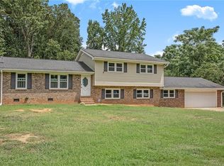 225 Deer Trl, Fayetteville, GA 30214