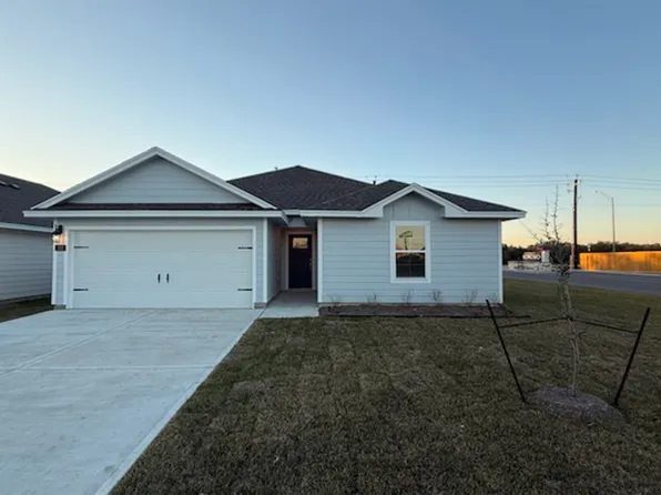 102 Montego Dr, Rockport, TX 78382