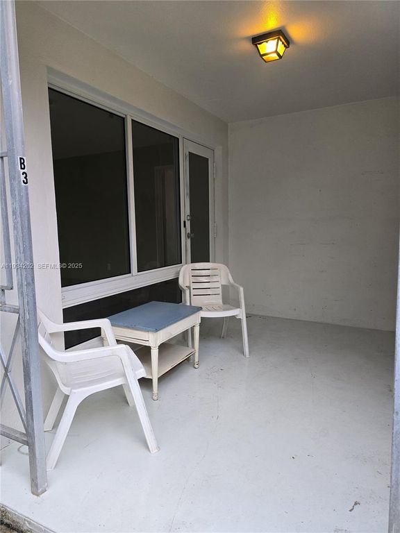 3201 SE 12th St APT B3, photo 2