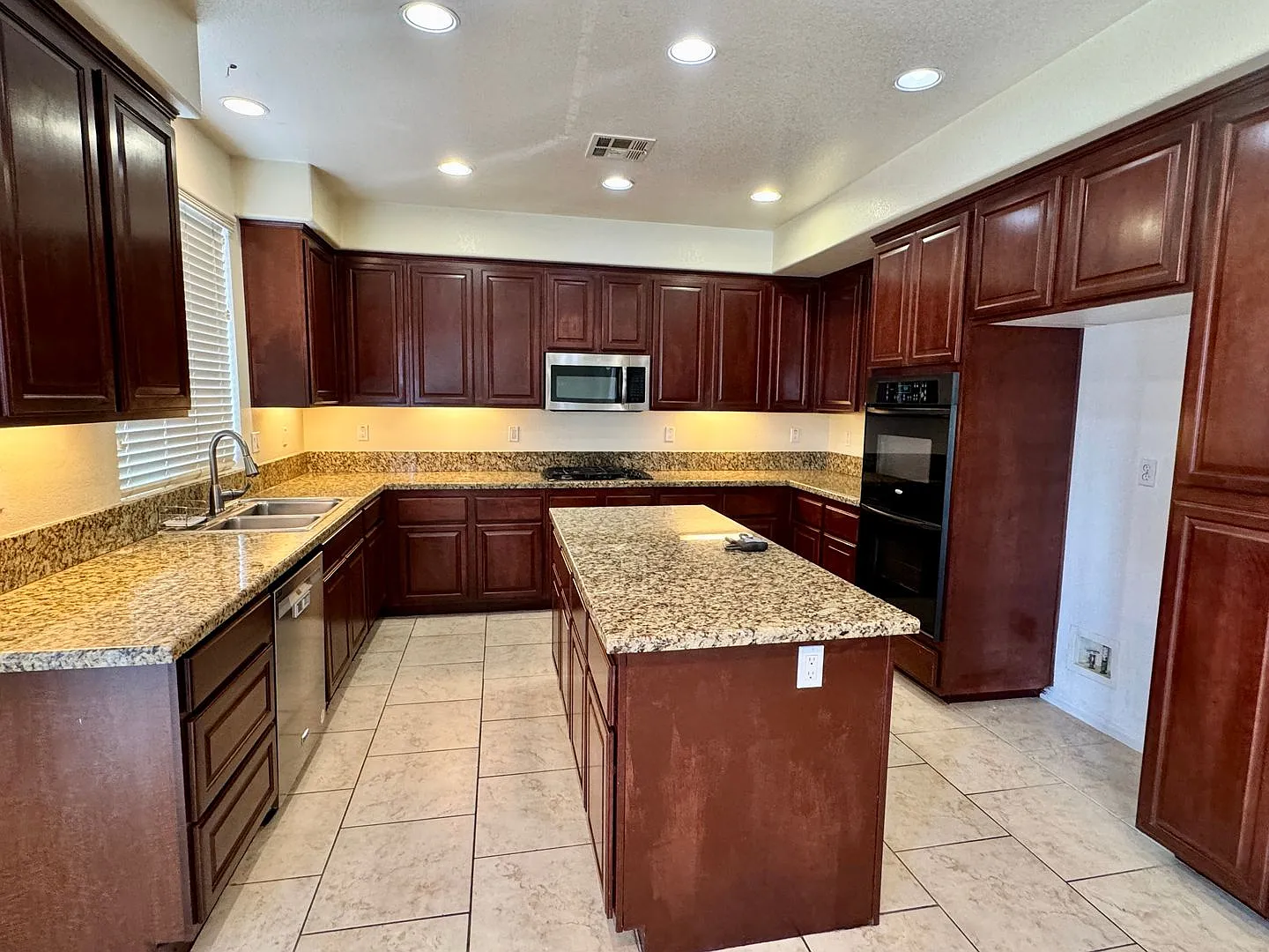 Spacious newer home in prime Temecula neighborhood — Photo 4