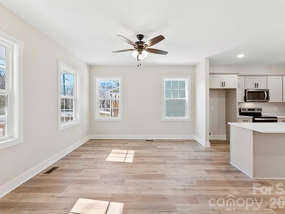 5th image of 205 Putnam St