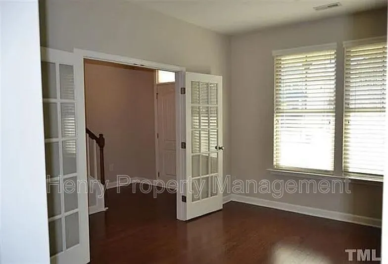 3 bed, 2.5 bath, 2346 sqft, $2,595 — Photo 2