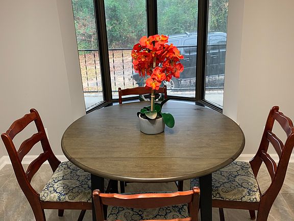Breakfast area w/bay window
