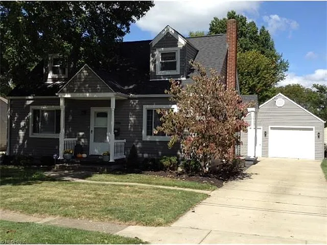 320 Park Dr photo 1