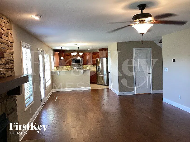 4 bed, 2.5 bath, 2568 sqft, $2,590 — Photo 4
